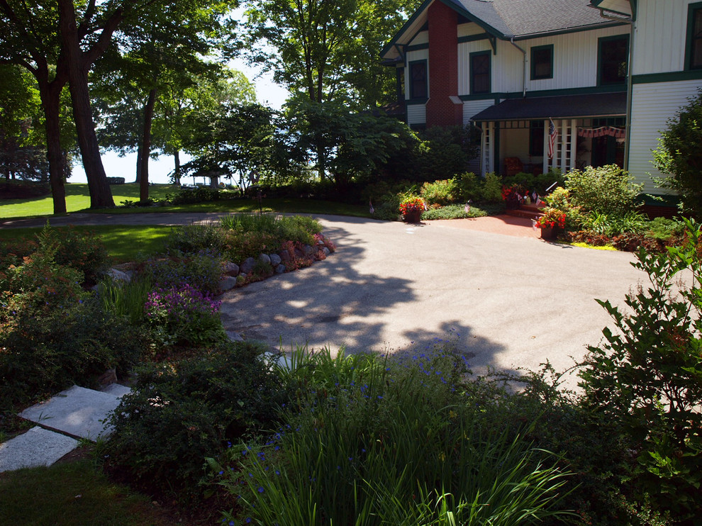 Design ideas for a traditional front yard partial sun driveway for summer in Chicago.