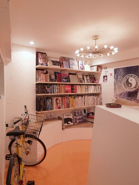 Inspiration for a small enclosed family room in Tokyo with a library, white walls, no fireplace and no tv.