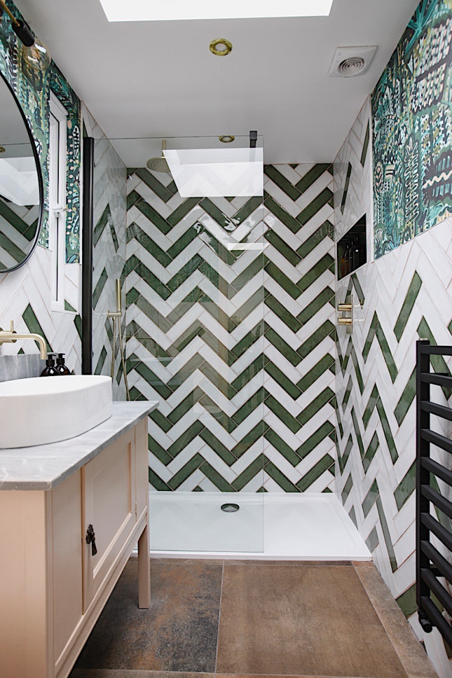 Идея дизайна: маленькая ванная комната в стиле фьюжн с фасадами в стиле шейкер, открытым душем, инсталляцией, зеленой плиткой, керамической плиткой, зелеными стенами, полом из керамической плитки, душевой кабиной, настольной раковиной, мраморной столешницей, коричневым полом, открытым душем, серой столешницей, тумбой под одну раковину, напольной тумбой, сводчатым потолком и обоями на стенах для на участке и в саду