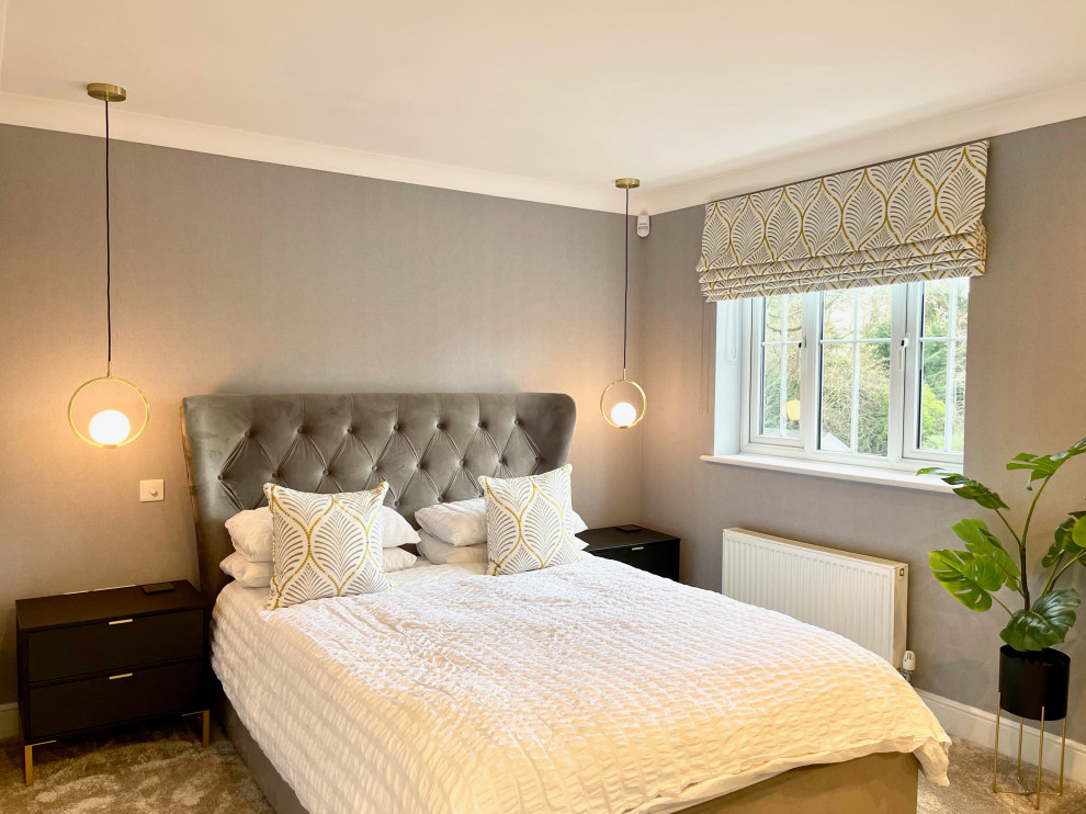 Foto de dormitorio principal actual de tamaño medio con paredes grises, moqueta, suelo gris y papel pintado
