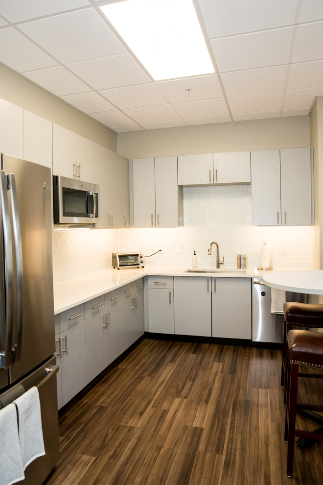 Kitchen - transitional kitchen idea in St Louis