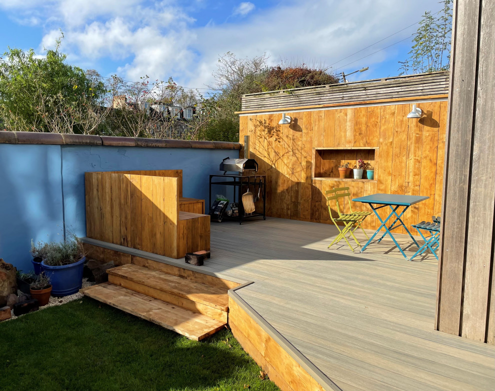 Aménagement d'un jardin arrière montagne de taille moyenne et l'été avec une exposition partiellement ombragée, une terrasse en bois et une clôture en bois.