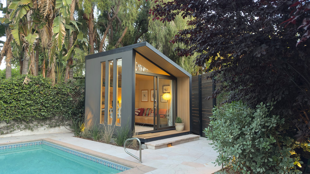 Example of a small trendy detached studio / workshop shed design in Los Angeles