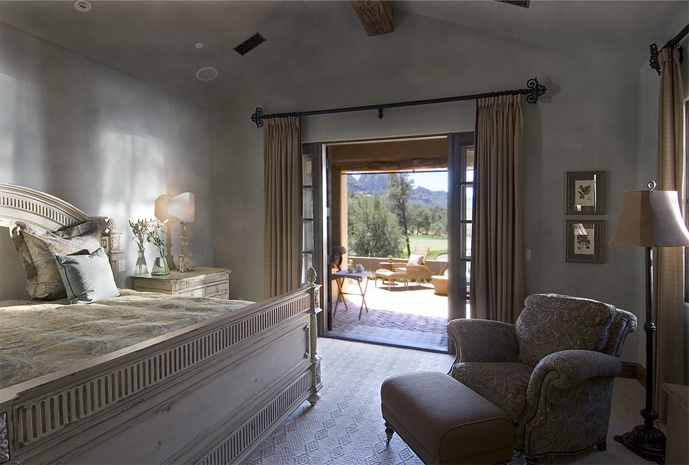 Idée de décoration pour une chambre champêtre de taille moyenne avec un mur gris, une cheminée standard, un manteau de cheminée en béton et un sol beige.