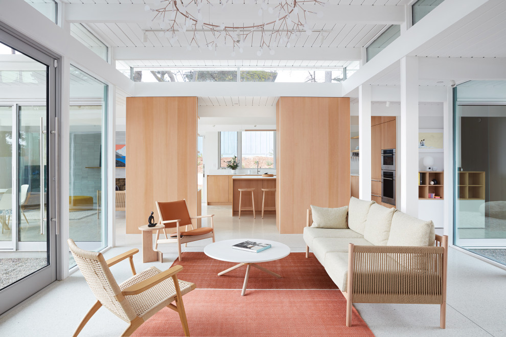 Ispirazione per una sala da pranzo aperta verso il soggiorno moderna con pareti multicolore, pavimento bianco, soffitto in perlinato e pannellatura