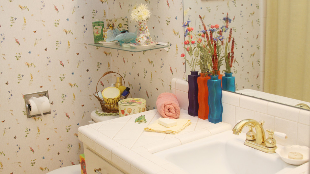 Creative Paint and Wallpaper Ideas for a Small Bathroom