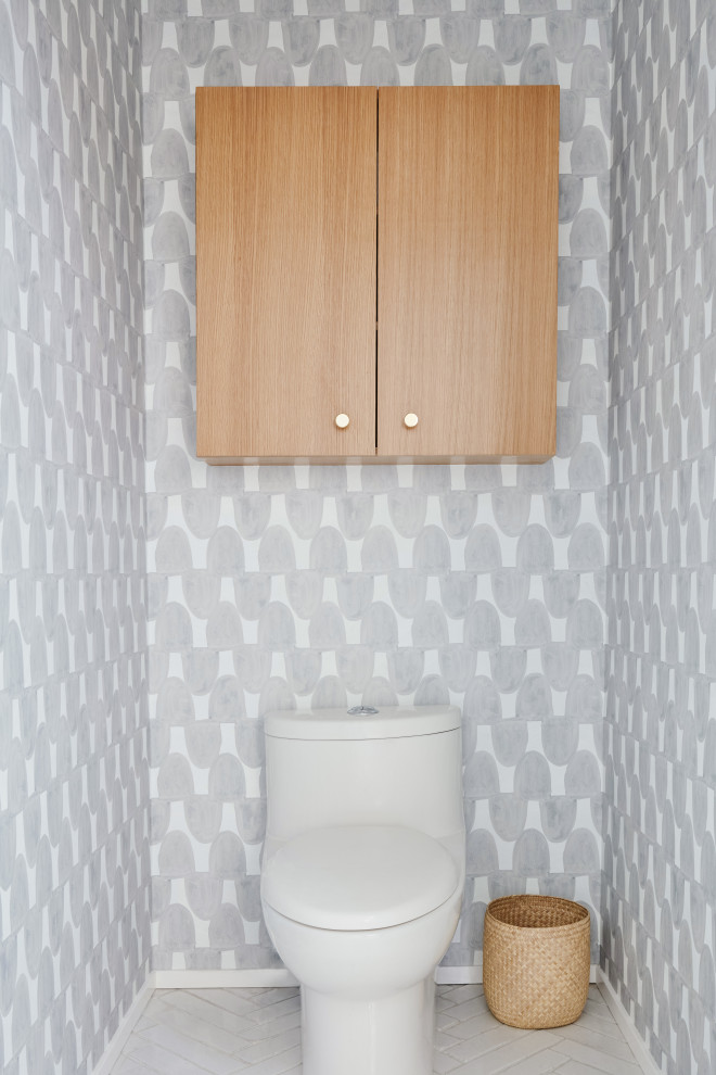 Ispirazione per un bagno di servizio minimalista di medie dimensioni con WC monopezzo, pavimento in mattoni, pavimento bianco, mobile bagno incassato e carta da parati