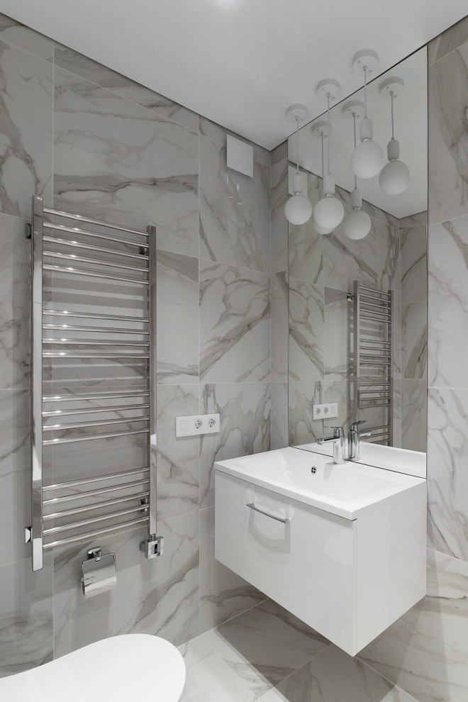 Exempel på ett mellanstort modernt vit vitt en-suite badrum, med släta luckor, vita skåp, ett badkar i en alkov, en dusch/badkar-kombination, en vägghängd toalettstol, grå kakel, porslinskakel, grå väggar, klinkergolv i porslin, ett fristående handfat, bänkskiva i akrylsten, grått golv och med dusch som är öppen