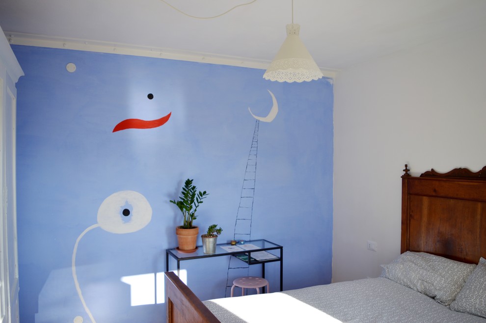 Idee per una sala da pranzo mediterranea di medie dimensioni con pareti blu e pavimento in legno massello medio