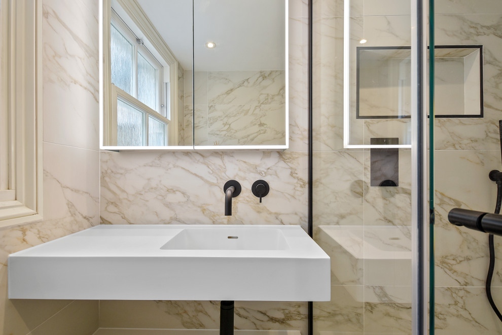 Ejemplo de cuarto de baño actual pequeño con bañera exenta, ducha esquinera, sanitario de pared, baldosas y/o azulejos de porcelana y suelo de baldosas de porcelana