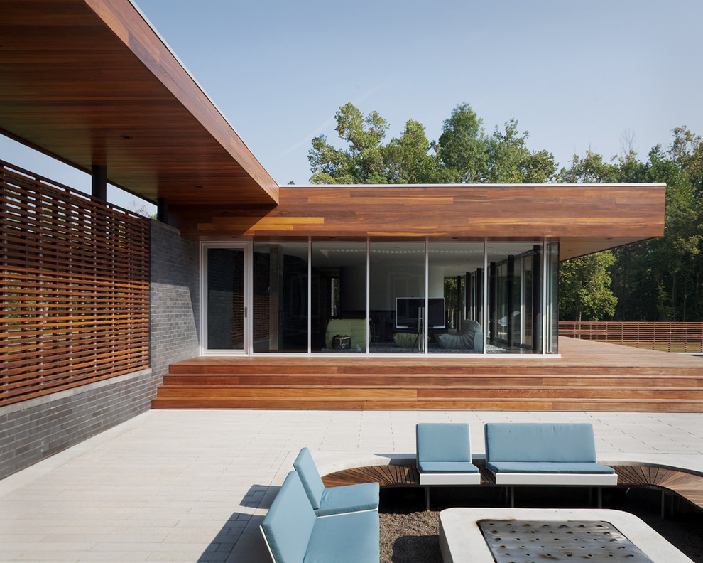 Design ideas for a contemporary one-storey glass exterior in Kansas City.