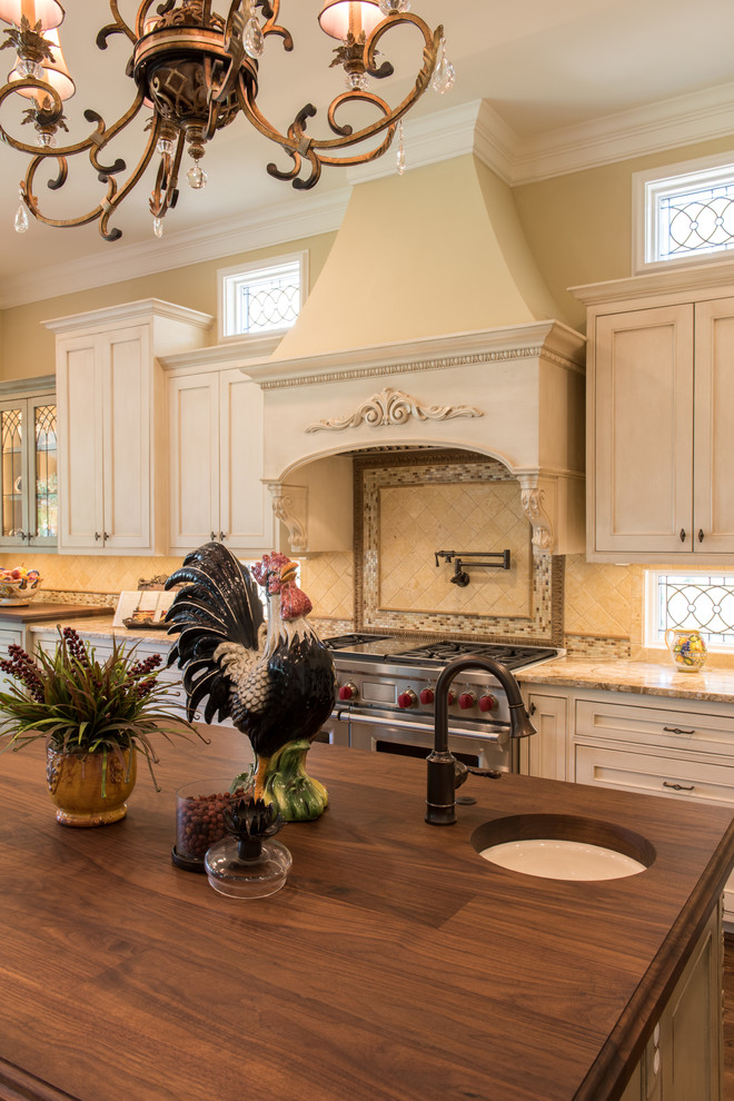 Example of a classic kitchen design in Houston