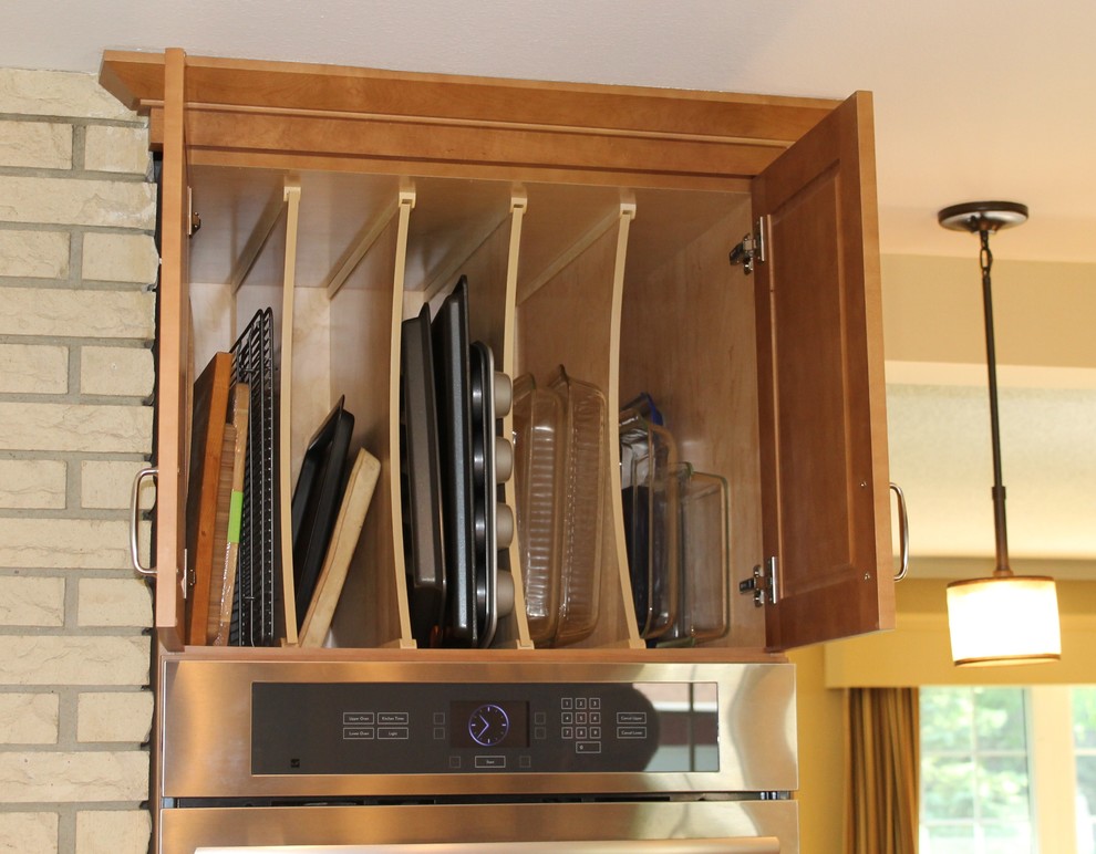 Eat-in kitchen - mid-sized transitional u-shaped eat-in kitchen idea with shaker cabinets, medium tone wood cabinets, quartzite countertops and a peninsula