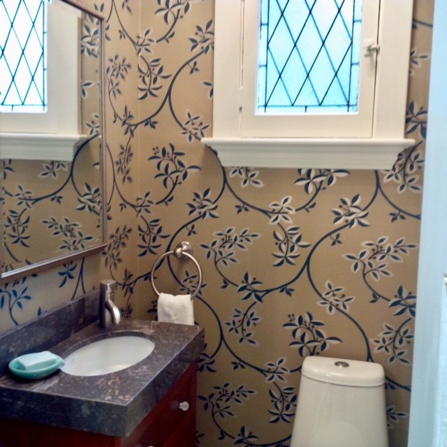Traditional powder room in Toronto.