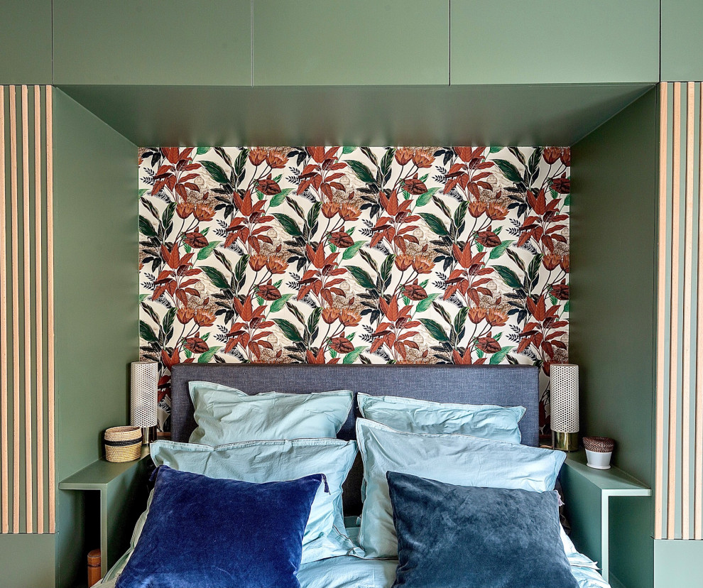 Mittelgroßes Shabby-Chic Hauptschlafzimmer mit grüner Wandfarbe, hellem Holzboden, braunem Boden und Tapetenwänden in Paris