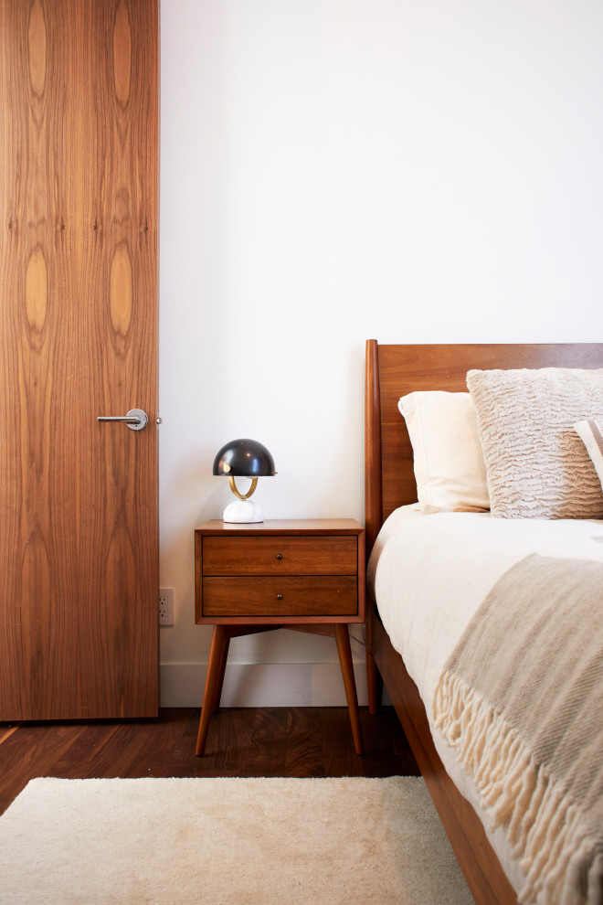 サンフランシスコにある小さなミッドセンチュリースタイルのおしゃれな客用寝室 (白い壁、濃色無垢フローリング) のインテリア