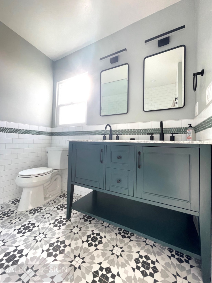 Lantlig inredning av ett litet vit vitt badrum med dusch, med skåp i shakerstil, gröna skåp, en dusch i en alkov, en toalettstol med separat cisternkåpa, vit kakel, tunnelbanekakel, gröna väggar, klinkergolv i porslin, ett undermonterad handfat, marmorbänkskiva, flerfärgat golv och med dusch som är öppen