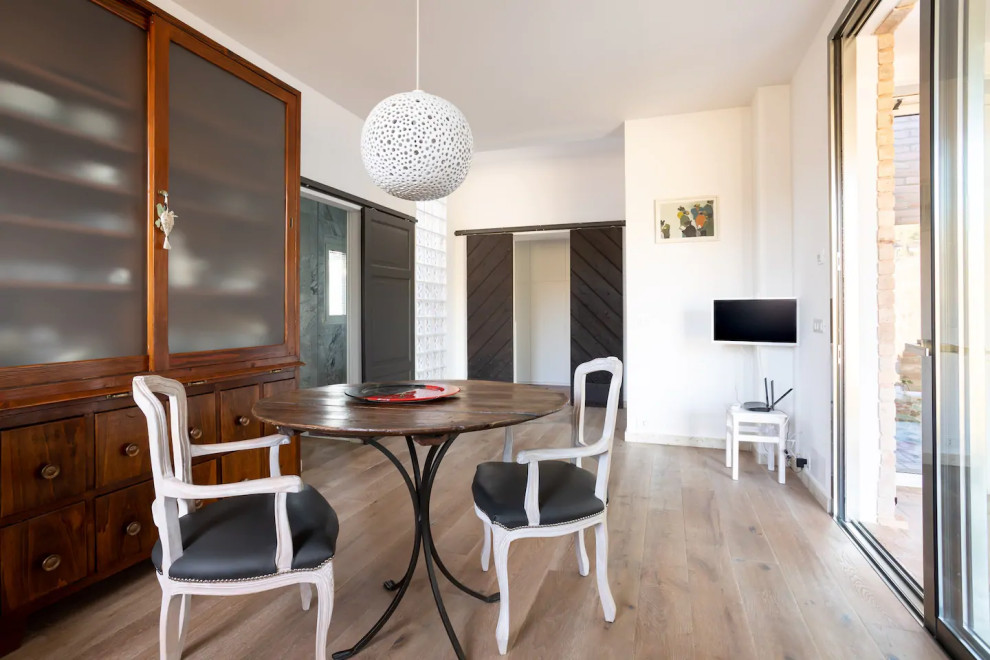Vista della cucina e delle porte di accesso a bagno e camera