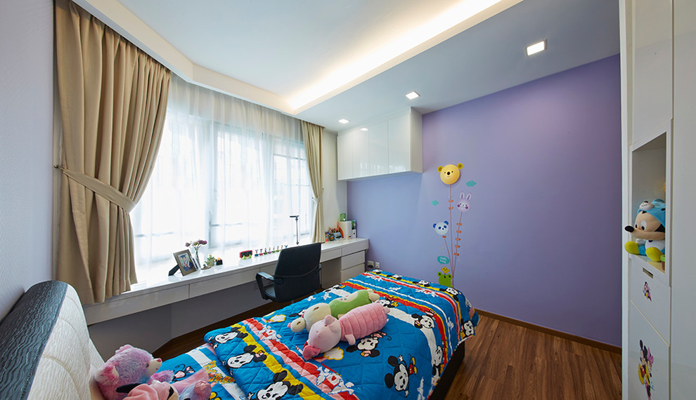 Photo of a mid-sized modern guest bedroom in Singapore with purple walls and light hardwood floors.