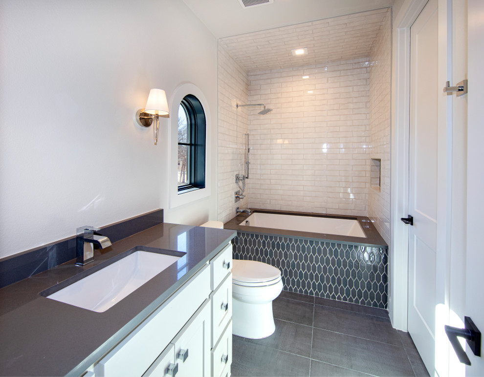 Immagine di una stanza da bagno con doccia chic di medie dimensioni con doccia ad angolo, piastrelle rosa e porta doccia a battente