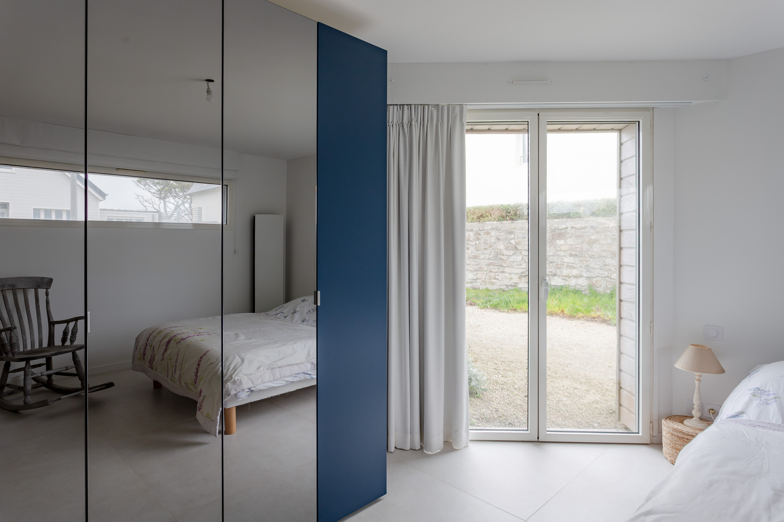 Dressing fermé réalisé dans une chambre d'invités