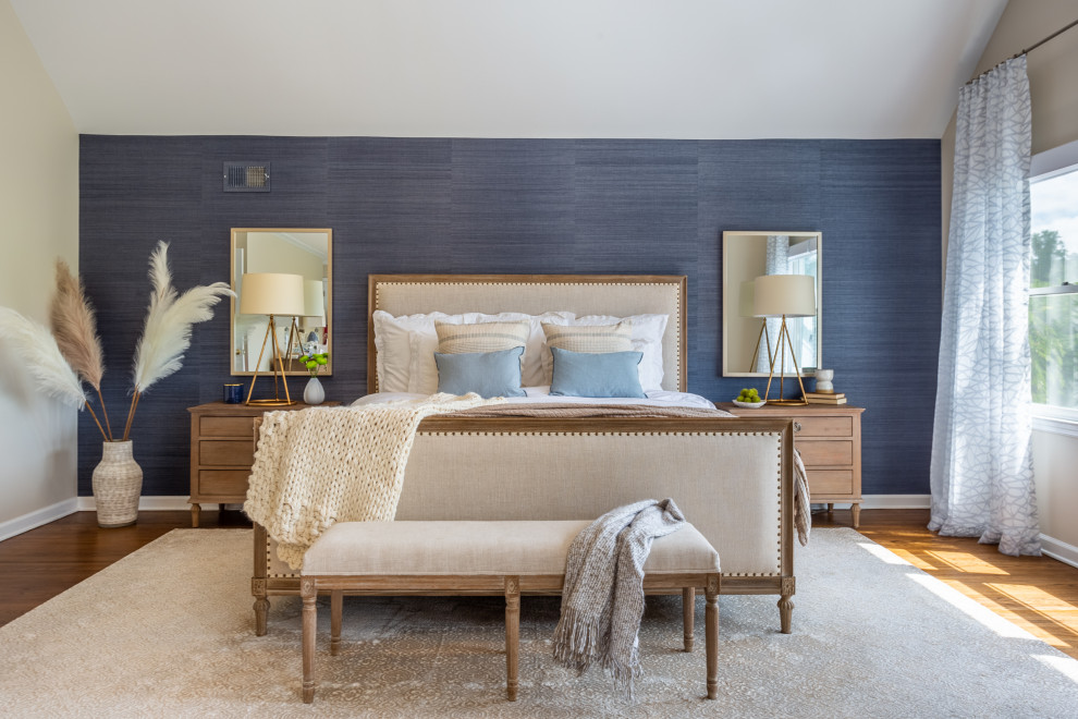 Cette image montre une grande chambre parentale minimaliste avec un mur bleu, parquet clair, aucune cheminée, un sol beige, un plafond voûté et du papier peint.