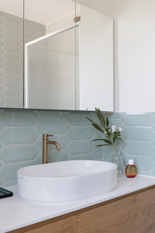 This is an example of a medium sized classic ensuite bathroom in Lyon with a one-piece toilet, green tiles, ceramic tiles, white walls, terracotta flooring, a vessel sink, laminate worktops, white worktops and a single sink.