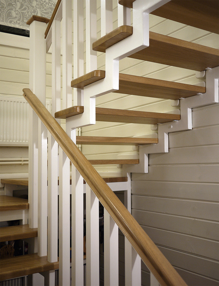 Modelo de escalera en U contemporánea de tamaño medio con escalones de madera