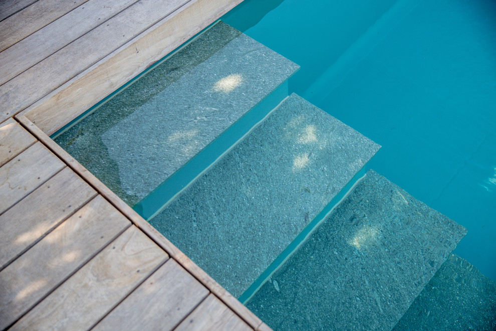 This is an example of a contemporary pool in Stuttgart.