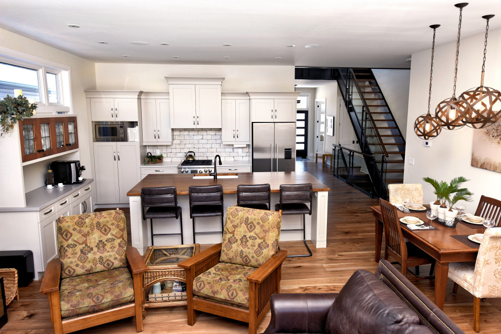 Example of an arts and crafts home design design in Toronto