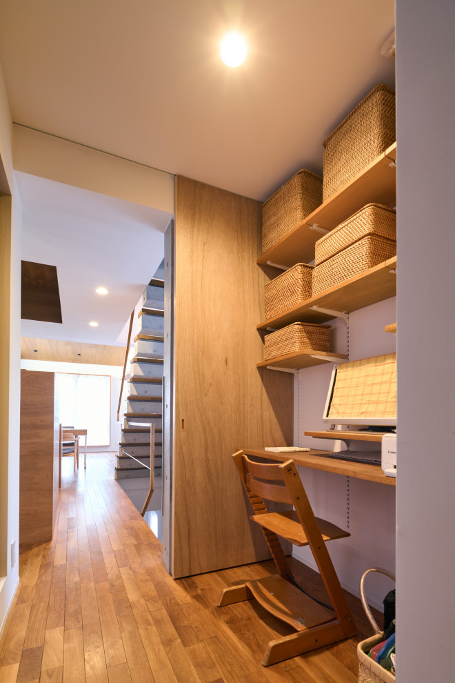 Mittelgroßes Modernes Arbeitszimmer ohne Kamin mit Arbeitsplatz, weißer Wandfarbe, braunem Holzboden, Einbau-Schreibtisch, braunem Boden, Holzdecke und Holzdielenwänden in Tokio