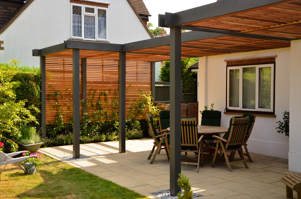 Inspiration for a mid-sized contemporary backyard full sun garden in London.