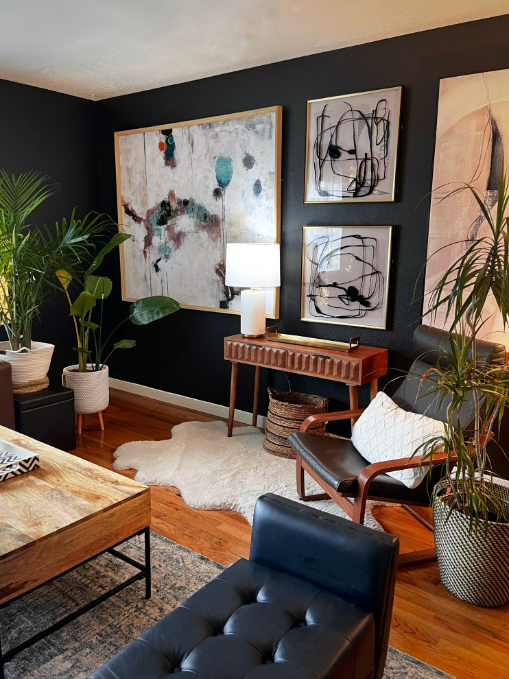 Foto di un soggiorno minimal di medie dimensioni e aperto con pareti marroni, pavimento in legno massello medio e TV a parete