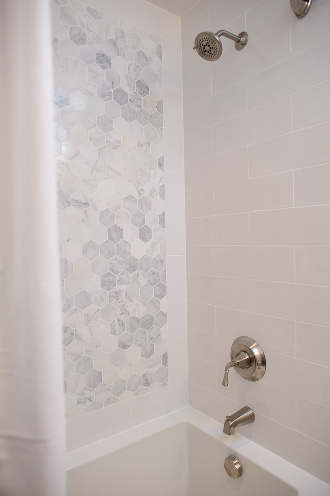 Example of a small transitional 3/4 white tile and ceramic tile ceramic tile drop-in bathtub design in Toronto with an undermount sink, shaker cabinets, white cabinets, quartz countertops, a one-piece toilet and gray walls