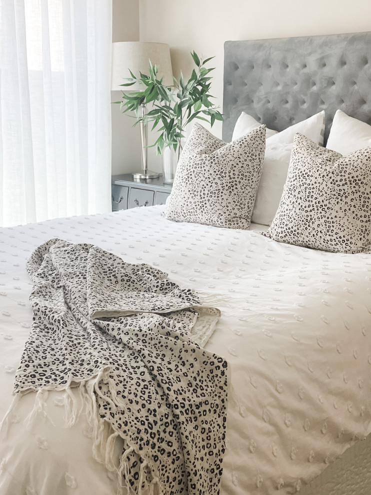 Пример оригинального дизайна: гостевая спальня среднего размера, (комната для гостей) в современном стиле с белыми стенами, ковровым покрытием и серым полом