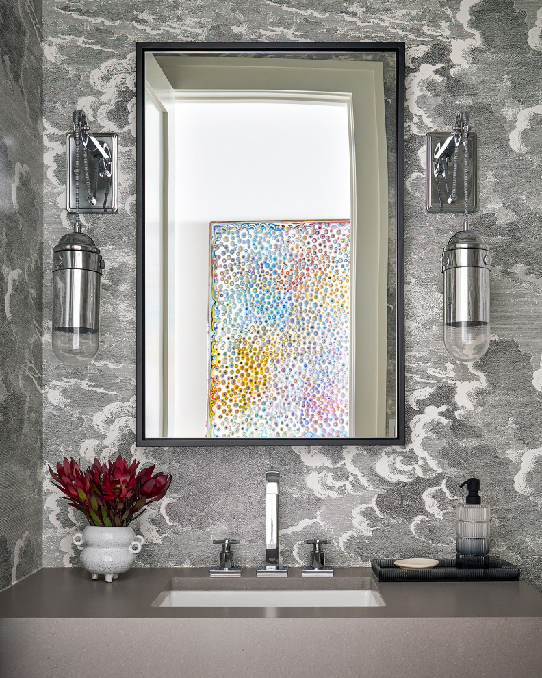 Moderne Gästetoilette mit grauen Schränken, grauer Wandfarbe, schwebendem Waschtisch, Tapetenwänden und grauer Waschtischplatte in Chicago
