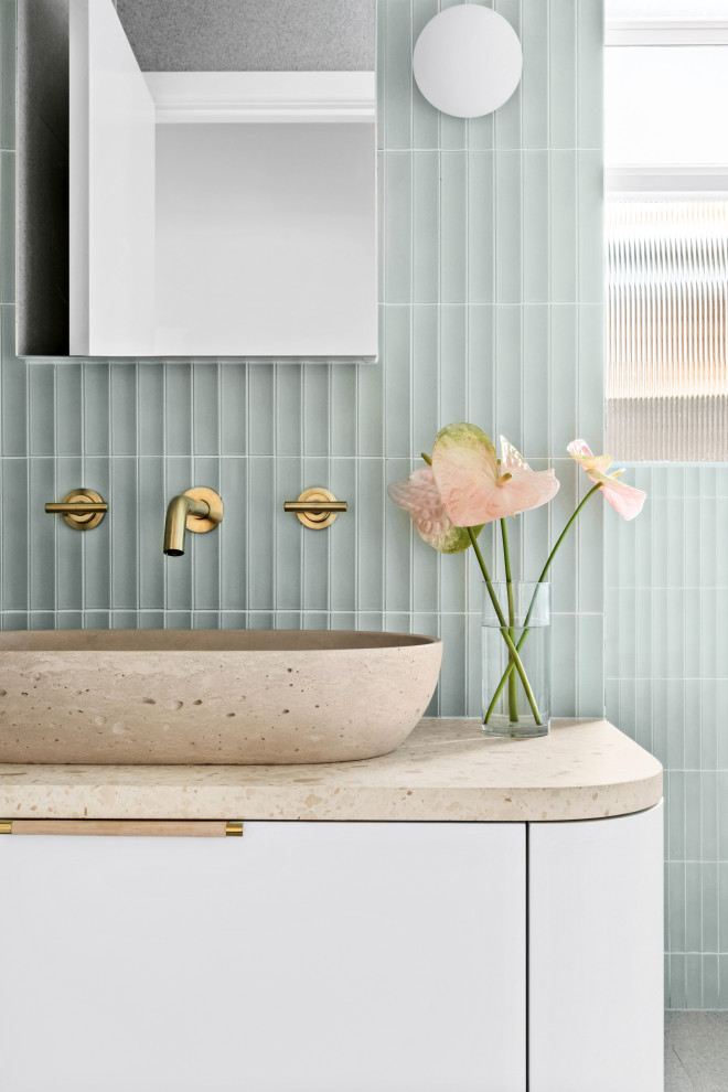 Идея дизайна: ванная комната в современном стиле с бежевыми фасадами, отдельно стоящей ванной, открытым душем, зеленой плиткой, керамической плиткой, серыми стенами, полом из керамической плитки, столешницей терраццо, серым полом, открытым душем, розовой столешницей и тумбой под одну раковину