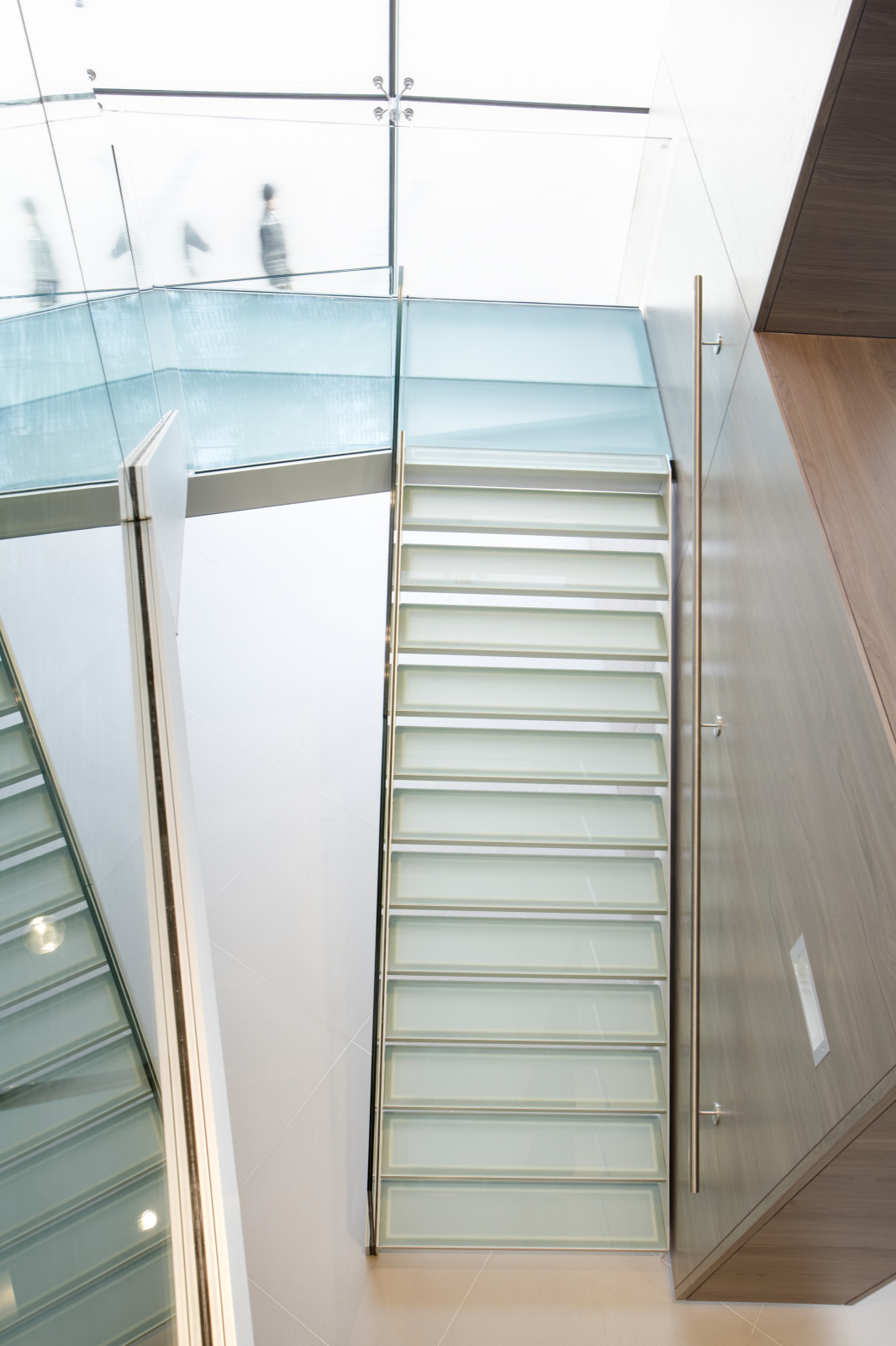 Современная маршевая лестница со стеклянными ступенями и стеклянным ограждением