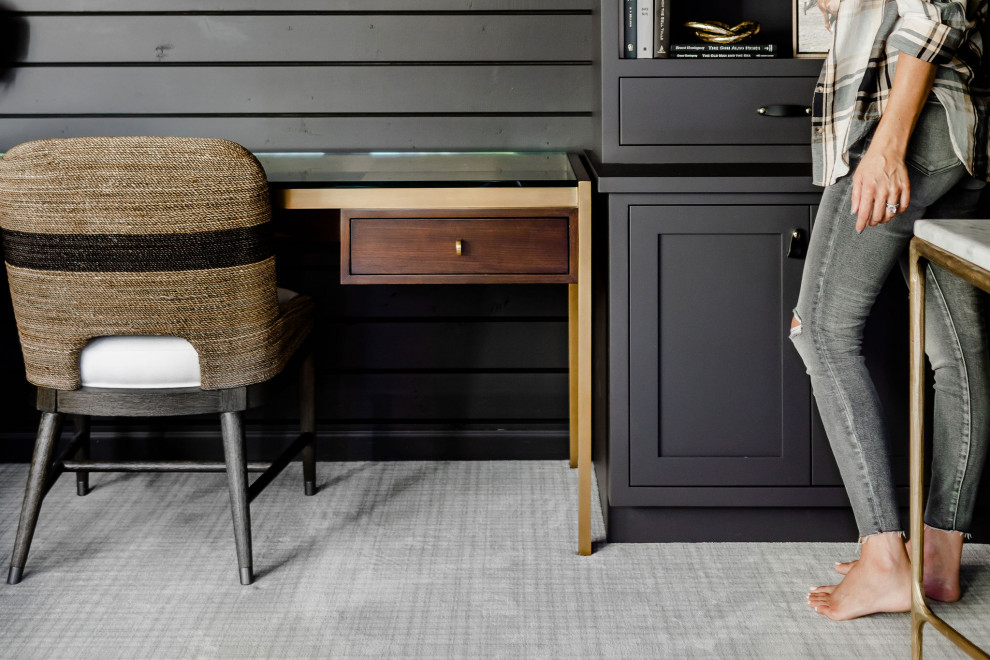 Cette image montre un petit bureau chalet en bois avec un mur noir, moquette, un bureau intégré, un sol multicolore et un plafond en bois.