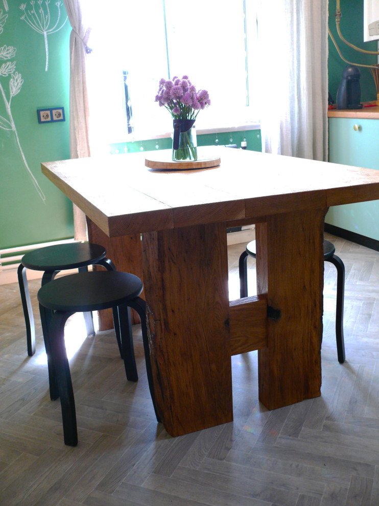 Стильный дизайн: прямая кухня среднего размера в стиле рустика с обеденным столом и мятными фасадами без острова - последний тренд