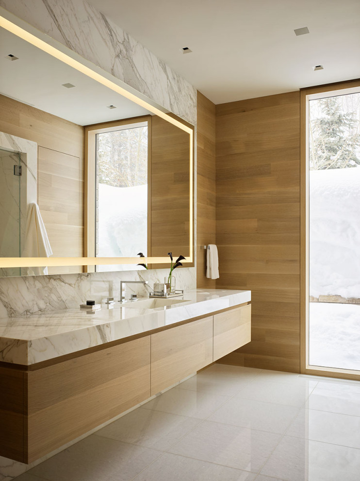 Свежая идея для дизайна: главная ванная комната в стиле модернизм с плоскими фасадами, тумбой под одну раковину, подвесной тумбой и деревянными стенами - отличное фото интерьера