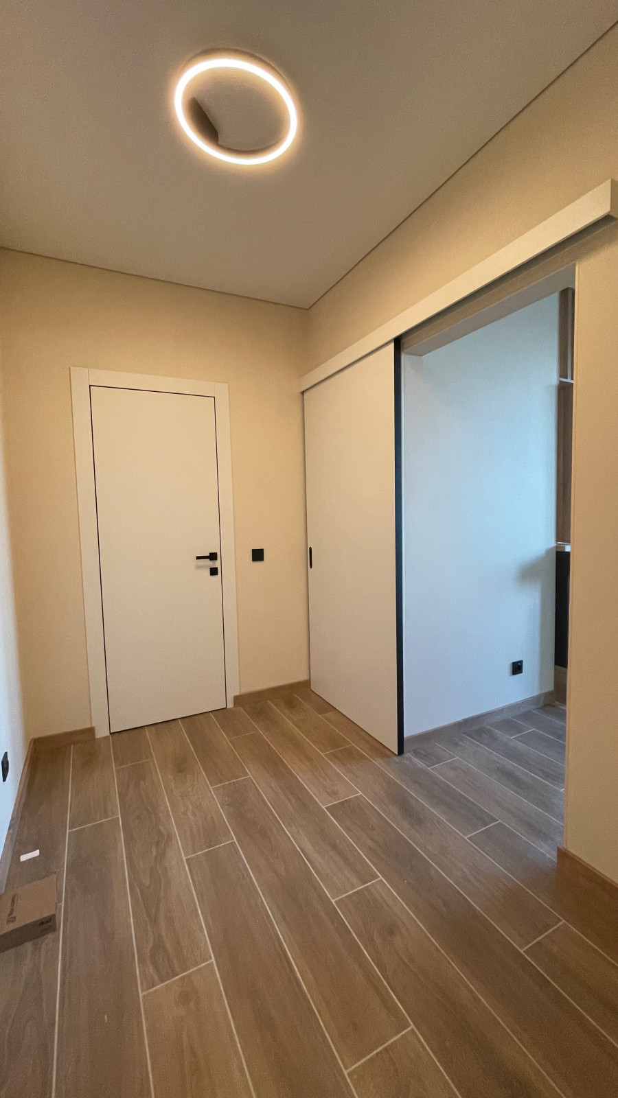 Брутальная квартира для холостяка с камином, вращающимся ТВ и девушкой