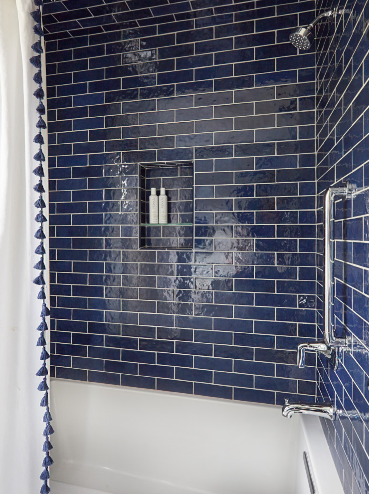 Источник вдохновения для домашнего уюта: детская ванная комната среднего размера со стиральной машиной в стиле неоклассика (современная классика) с фасадами с утопленной филенкой, синими фасадами, ванной в нише, душем над ванной, унитазом-моноблоком, синей плиткой, плиткой кабанчик, серыми стенами, полом из мозаичной плитки, врезной раковиной, столешницей из кварцита, белым полом, шторкой для ванной, белой столешницей, тумбой под две раковины и встроенной тумбой