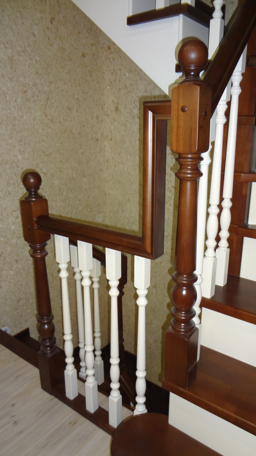 Лестница в загородном доме из дерева бук. Самара.