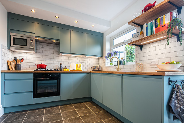 Handleless Kitchen: Blue & Bamboo trendy-koekken