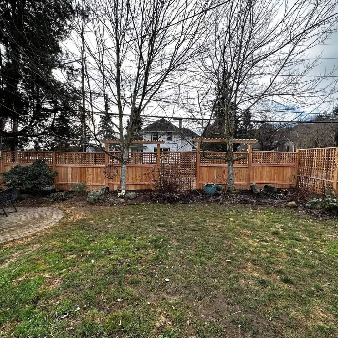 Costum fence with treillice and square lattice