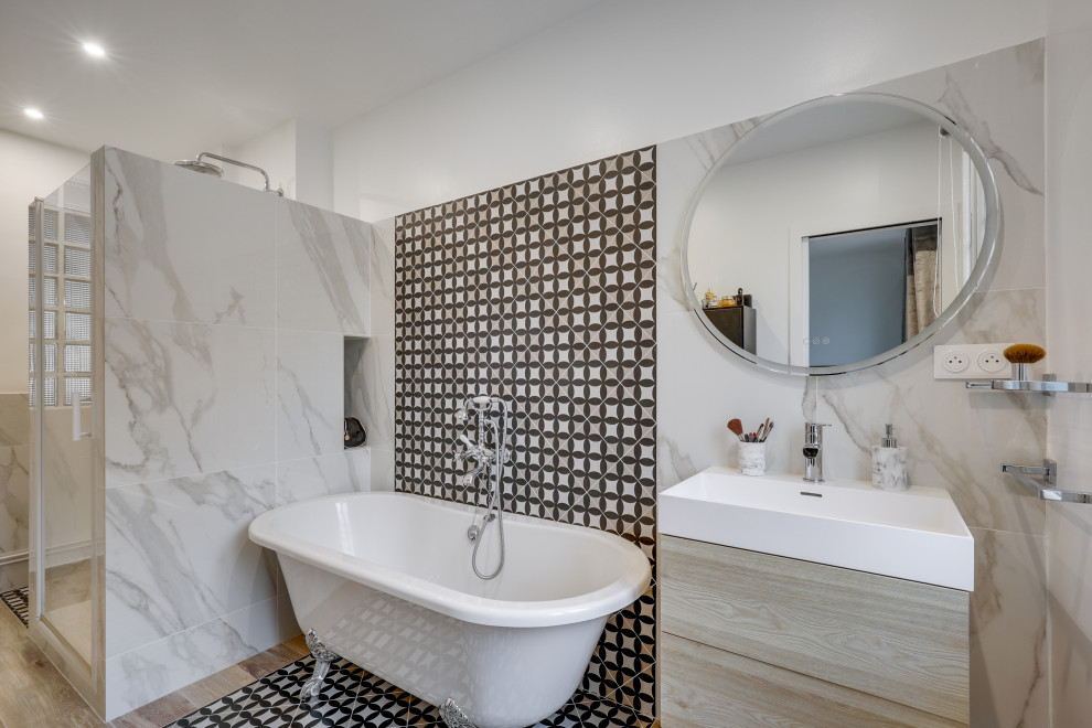 This is an example of a mid-sized midcentury 3/4 bathroom in Paris with a claw-foot tub, marble, wood-look tile, marble benchtops, white benchtops and a single vanity.