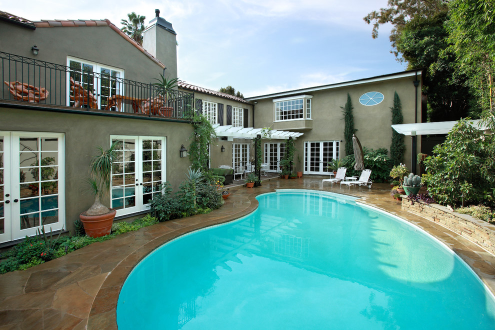 Inspiration for a transitional pool in Orange County.