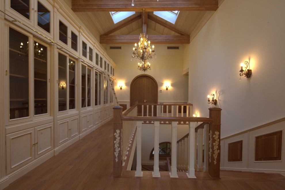 scala in ciliegio con libreria laccata patinata