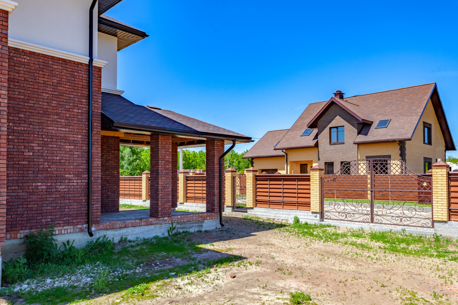 Фасады домов в поселке " Дубровка"